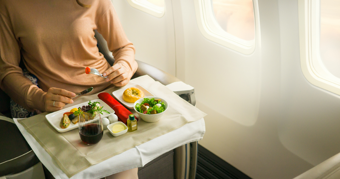 Jedzenie w samolocie - czy można mieć swoje w bagażu podręcznym?