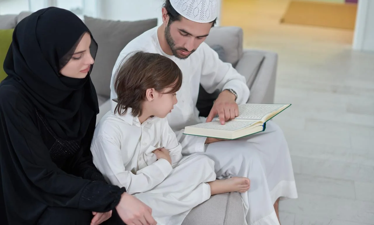 Rodzina czytająca Koran podczas ramadanu Rodzina czytająca Koran podczas ramadanu