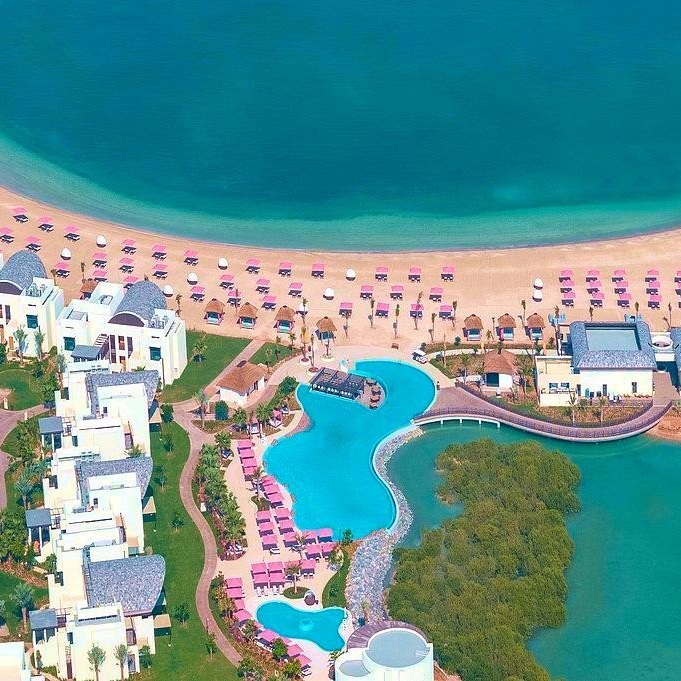 Widok na hotel Anantara Mina Al Arab w Ras Al Khaimah i plażę