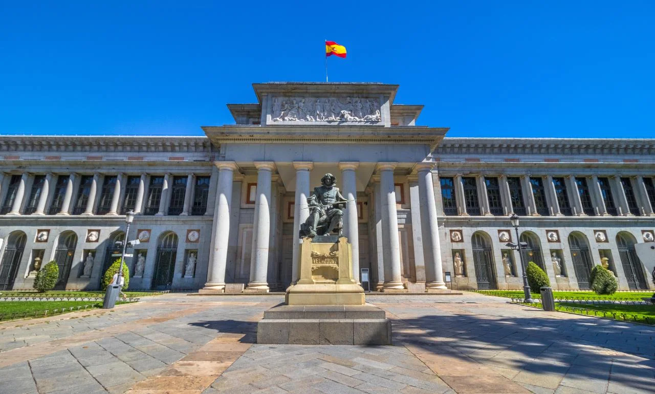 Muzeum Prado, wejście i pomnik Diego Velasqueza