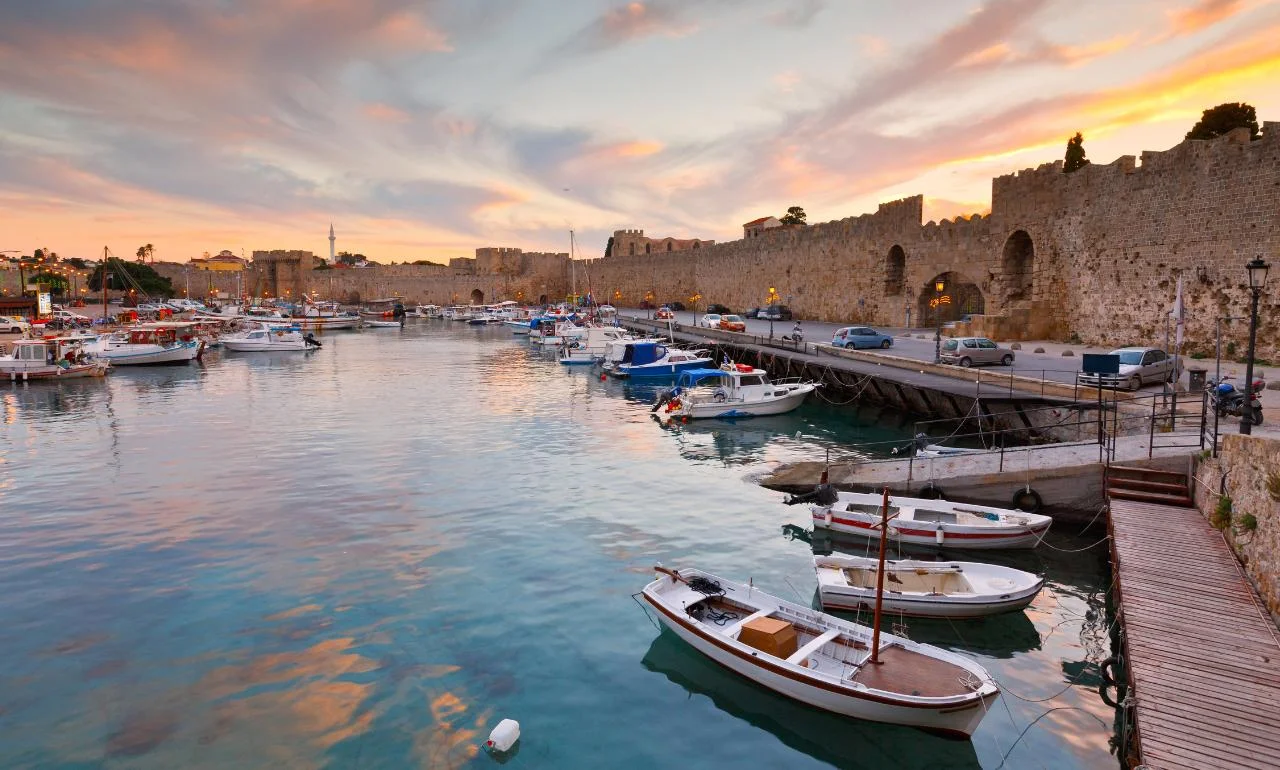 Port i średniowieczne mury miasta Rodos