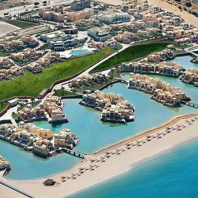 Widok na hotel Cove Rotana w Ras Al Khaimah i plażę