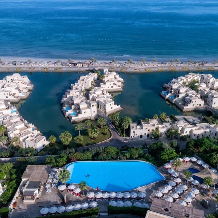 Widok na hotel Cove Rotana w Ras Al Khaimah i plażę