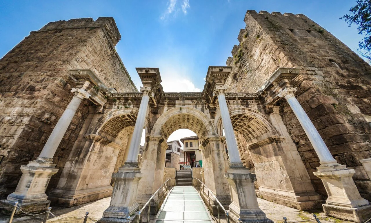 Brama Hadriana, Antalya