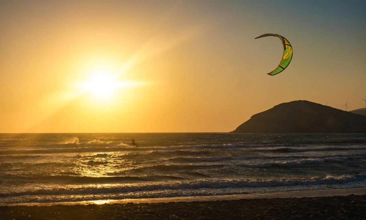 Kitesurfing o zachodzie slońca na Prasonisi