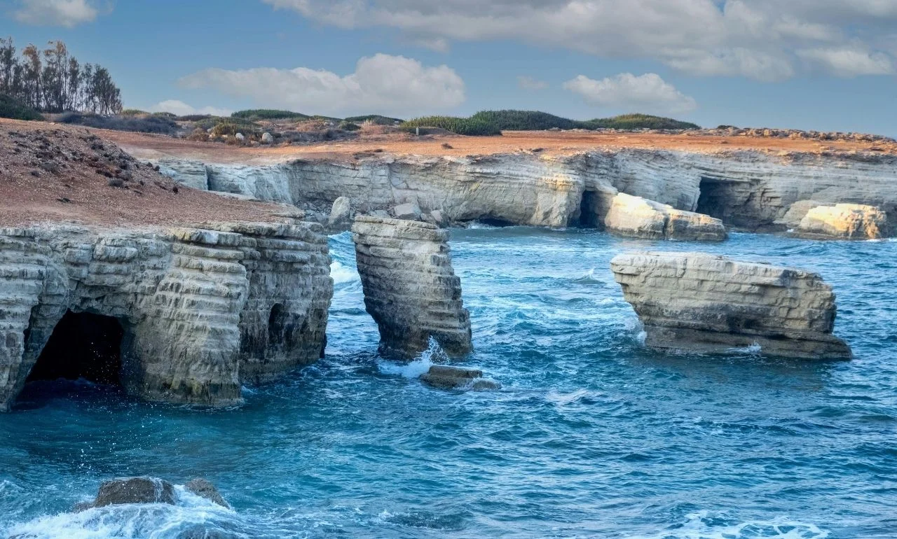 Klify na wybrzeżu Pafos