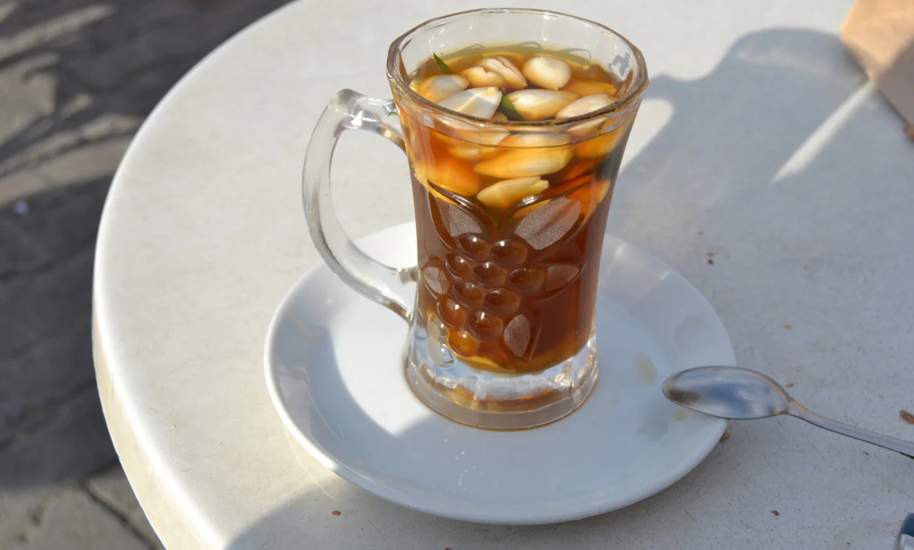 Tunezyjska herbata z miętą i orzeszkami piniowymi